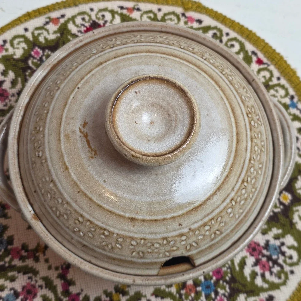 Pottery‎ Lidded Bean Pot Speckled Beige Floral Stamped Stoneware Tureen